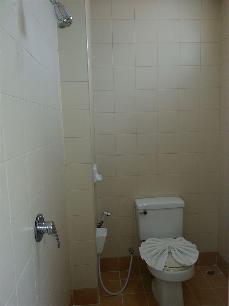 Oyo 739 Presley Guesthouse Phuket Patong Luaran gambar