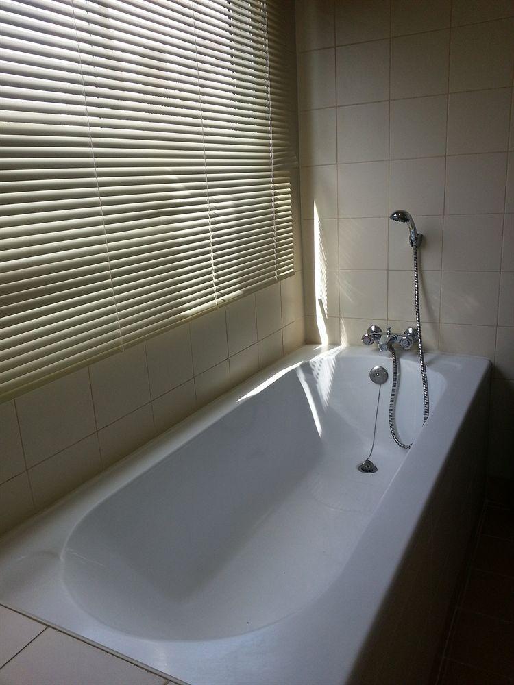 Oyo 739 Presley Guesthouse Phuket Patong Luaran gambar