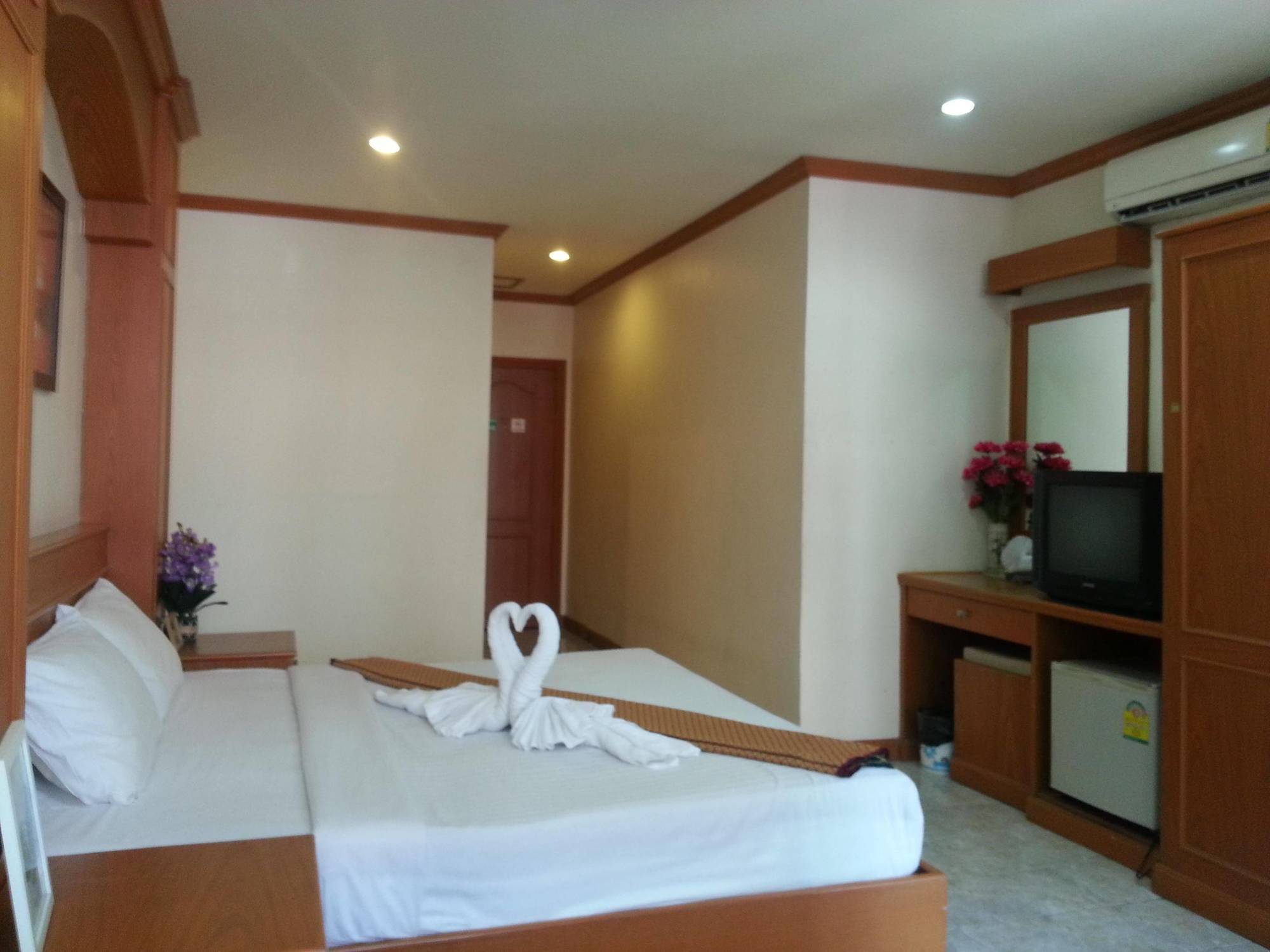 Oyo 739 Presley Guesthouse Phuket Patong Luaran gambar